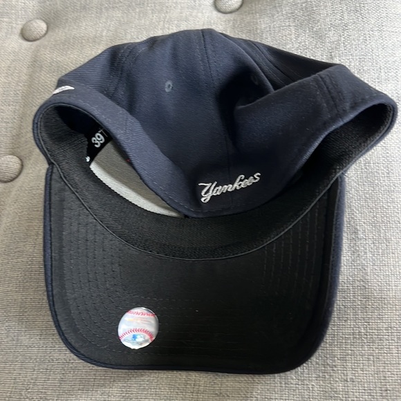 Yankees Navy New Era Hat, brand new, never worn - Picture 2 of 3